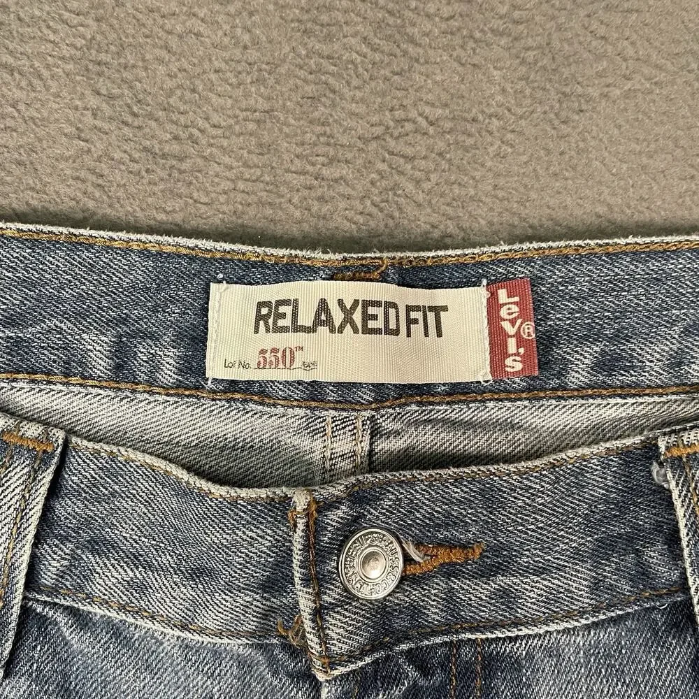 Levi’s 550 Jeans Light Wash Men’s 38x32 Relaxed Fit Straight Leg Distressed
